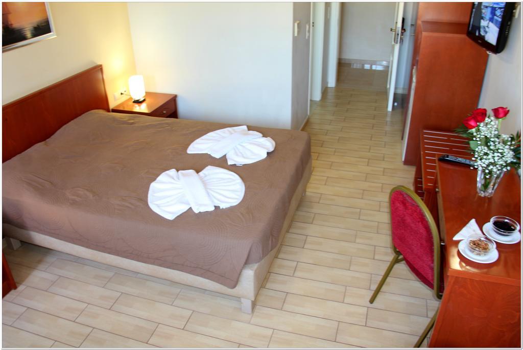Agelia Beach Hotel Sfáka エクステリア 写真